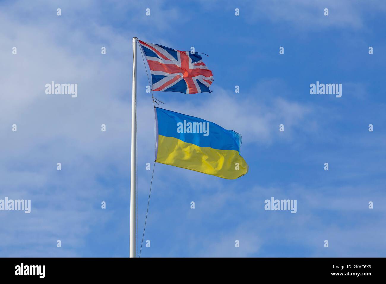 Union Jack e bandiera Ucraina, Rye, East Sussex, Inghilterra, Gran Bretagna Foto Stock