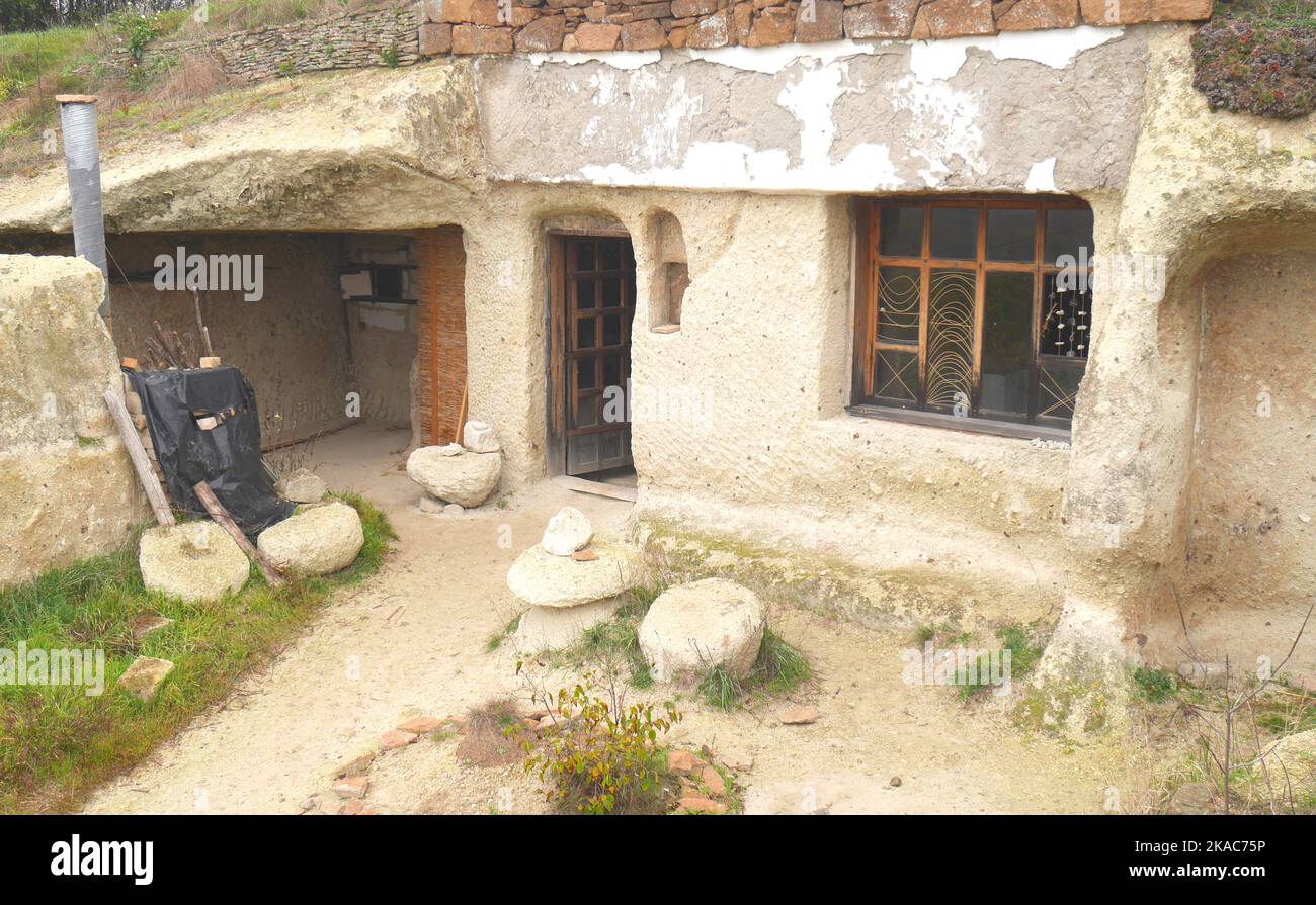 Noszvaj abitazioni grotta, grotte artificiali scavate in morbido tufo di riolite, Noszvaj, vicino Eger, Ungheria Foto Stock