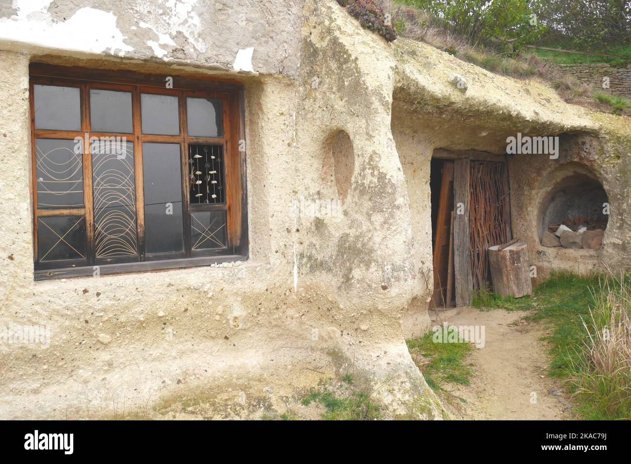Noszvaj abitazioni grotta, grotte artificiali scavate in morbido tufo di riolite, Noszvaj, vicino Eger, Ungheria Foto Stock