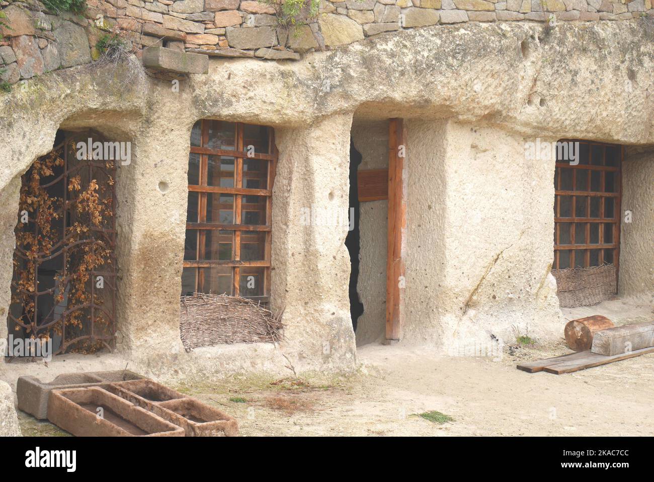Noszvaj abitazioni grotta, grotte artificiali scavate in morbido tufo di riolite, Noszvaj, vicino Eger, Ungheria Foto Stock