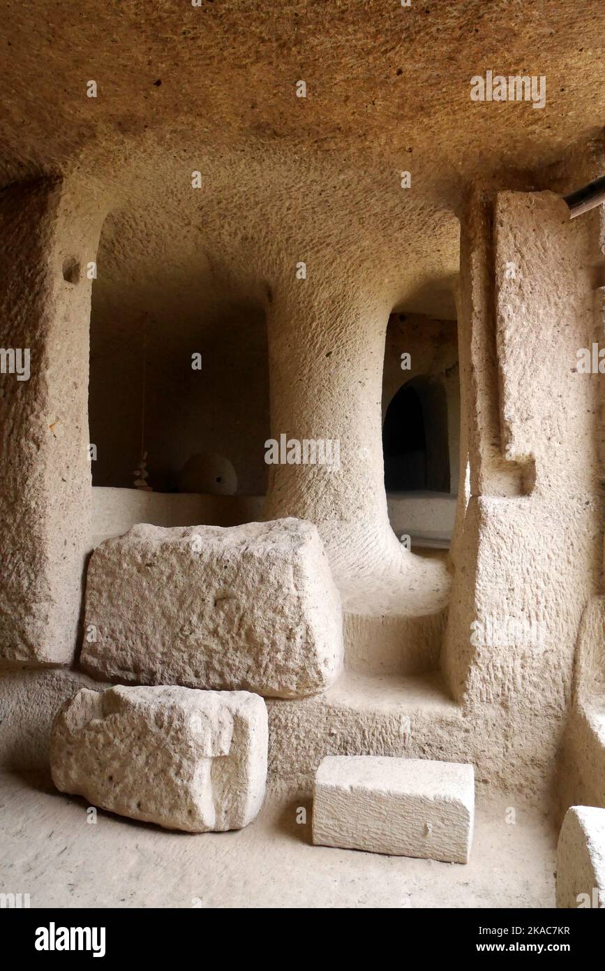 Noszvaj abitazioni grotta, grotte artificiali scavate in morbido tufo di riolite, Noszvaj, vicino Eger, Ungheria Foto Stock