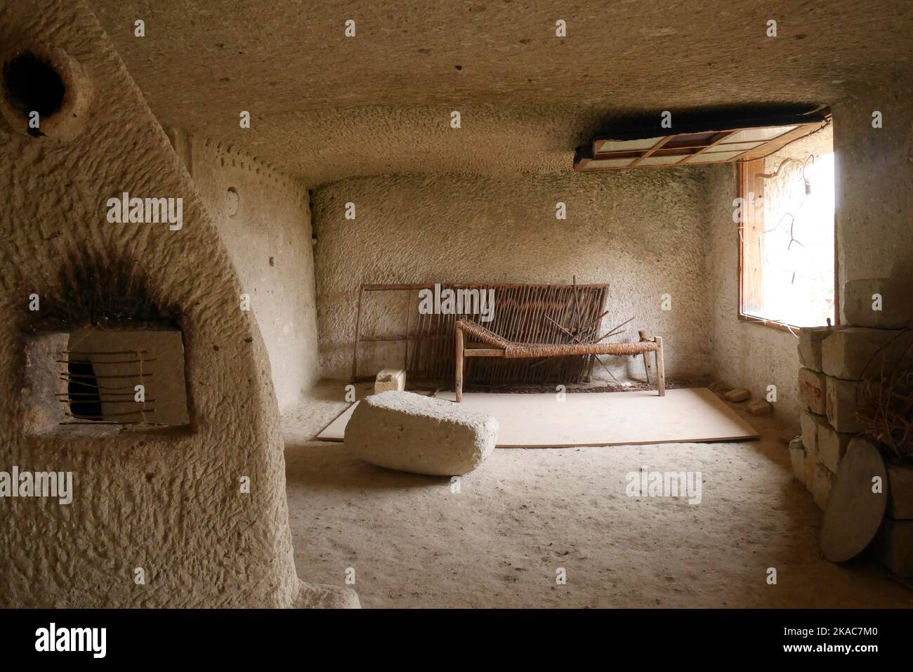 Noszvaj abitazioni grotta, grotte artificiali scavate in morbido tufo di riolite, Noszvaj, vicino Eger, Ungheria Foto Stock