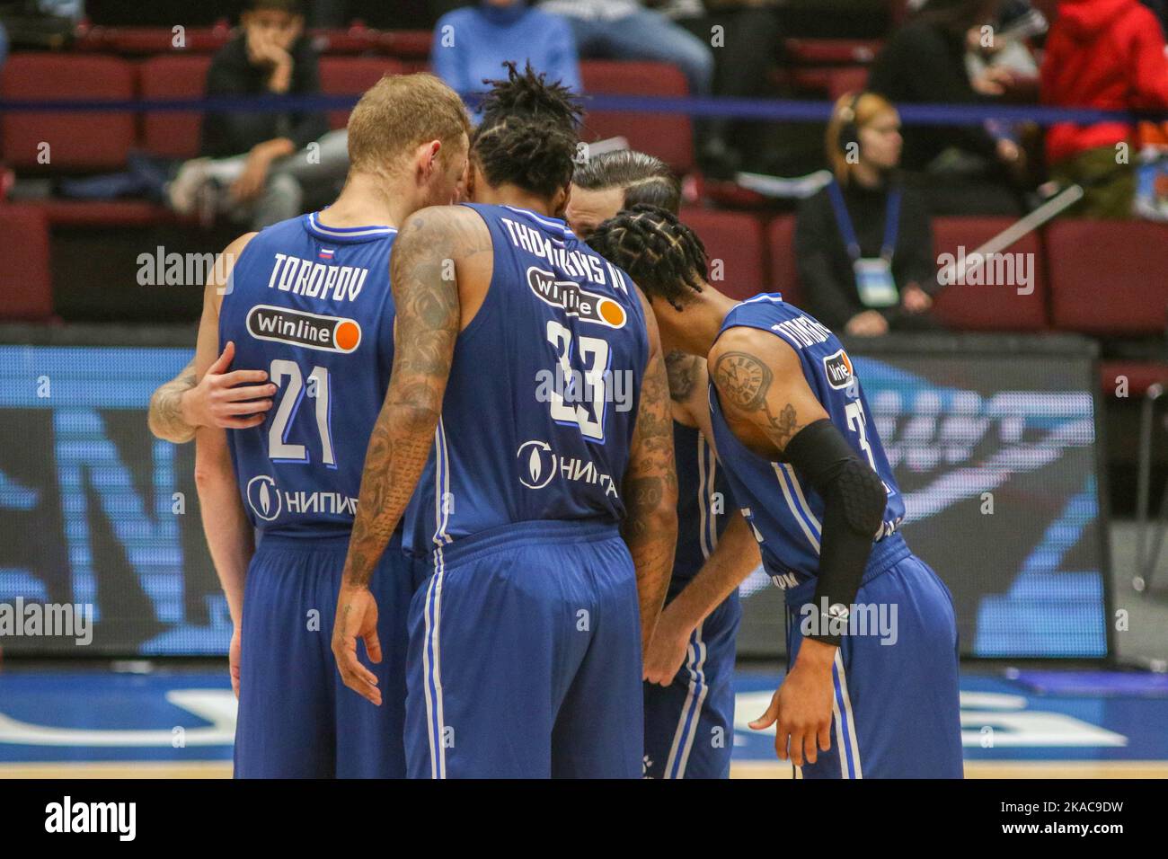 San Pietroburgo, Russia. 01st Nov 2022. Trey Thompkins (No.33), Sergey Toropov (No.21) e Joe Thomasson (No.32) di Zenit visti durante la partita di pallacanestro della VTB United League tra Zenit e CSKA alla Sibur Arena. Punteggio finale; Zenit 80:85 CSKA. Credit: SOPA Images Limited/Alamy Live News Foto Stock