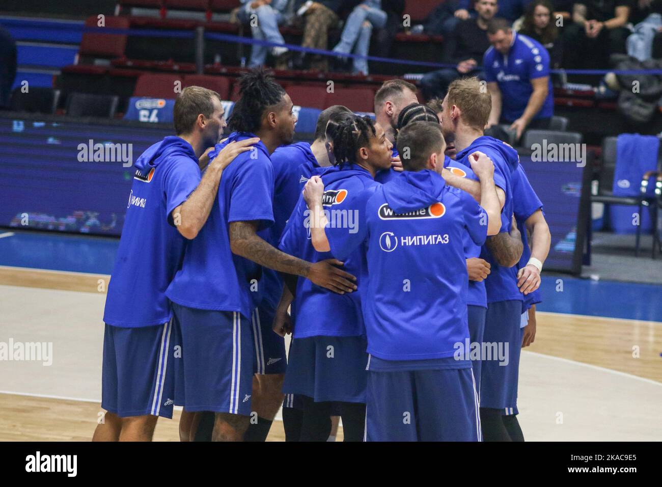 San Pietroburgo, Russia. 01st Nov 2022. Thomas Heurtel (N.13), Igor Volkhin (N.8) e i giocatori di Zenit visti durante la partita di pallacanestro della VTB United League tra Zenit e CSKA alla Sibur Arena. Punteggio finale; Zenit 80:85 CSKA. Credit: SOPA Images Limited/Alamy Live News Foto Stock