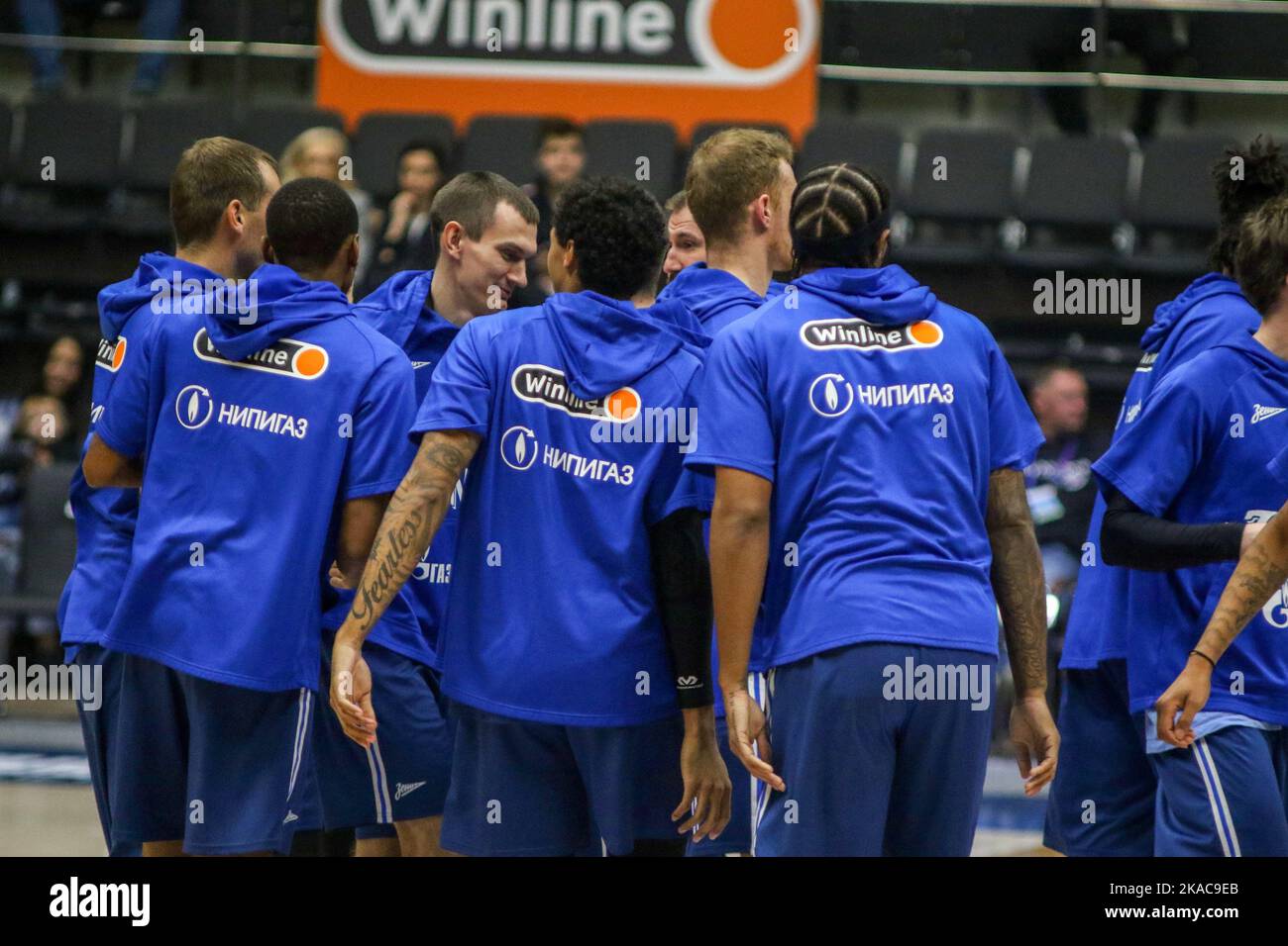 San Pietroburgo, Russia. 01st Nov 2022. Thomas Heurtel (N.13), Igor Volkhin (N.8) e i giocatori di Zenit visti durante la partita di pallacanestro della VTB United League tra Zenit e CSKA alla Sibur Arena. Punteggio finale; Zenit 80:85 CSKA. Credit: SOPA Images Limited/Alamy Live News Foto Stock