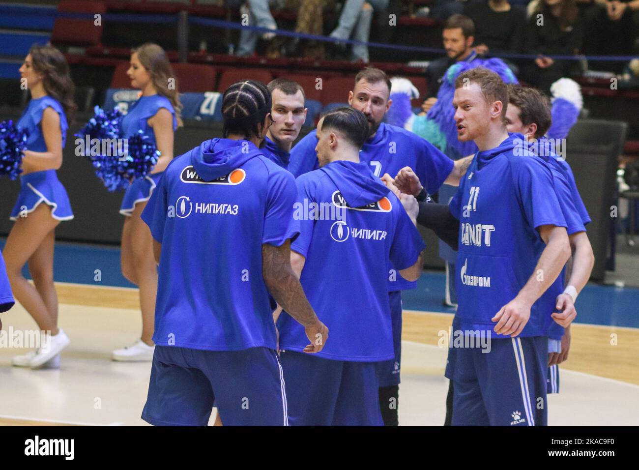 San Pietroburgo, Russia. 01st Nov 2022. Thomas Heurtel (N.13), Igor Volkhin (N.8), Sergey Toropov (N.21) e i giocatori di Zenit visti durante la partita di pallacanestro della VTB United League tra Zenit e CSKA alla Sibur Arena. Punteggio finale; Zenit 80:85 CSKA. Credit: SOPA Images Limited/Alamy Live News Foto Stock