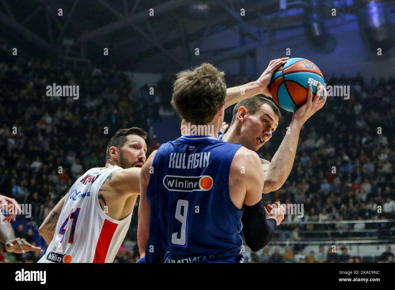 San Pietroburgo, Russia. 01st Nov 2022. Igor Volkhin (N.8), Dmitry Kulagin (N.9) di Zenit e Nikita Kurbanov (N.41) di CSKA visti in azione durante la partita di pallacanestro della VTB United League tra Zenit e CSKA alla Sibur Arena. Punteggio finale; Zenit 80:85 CSKA. Credit: SOPA Images Limited/Alamy Live News Foto Stock