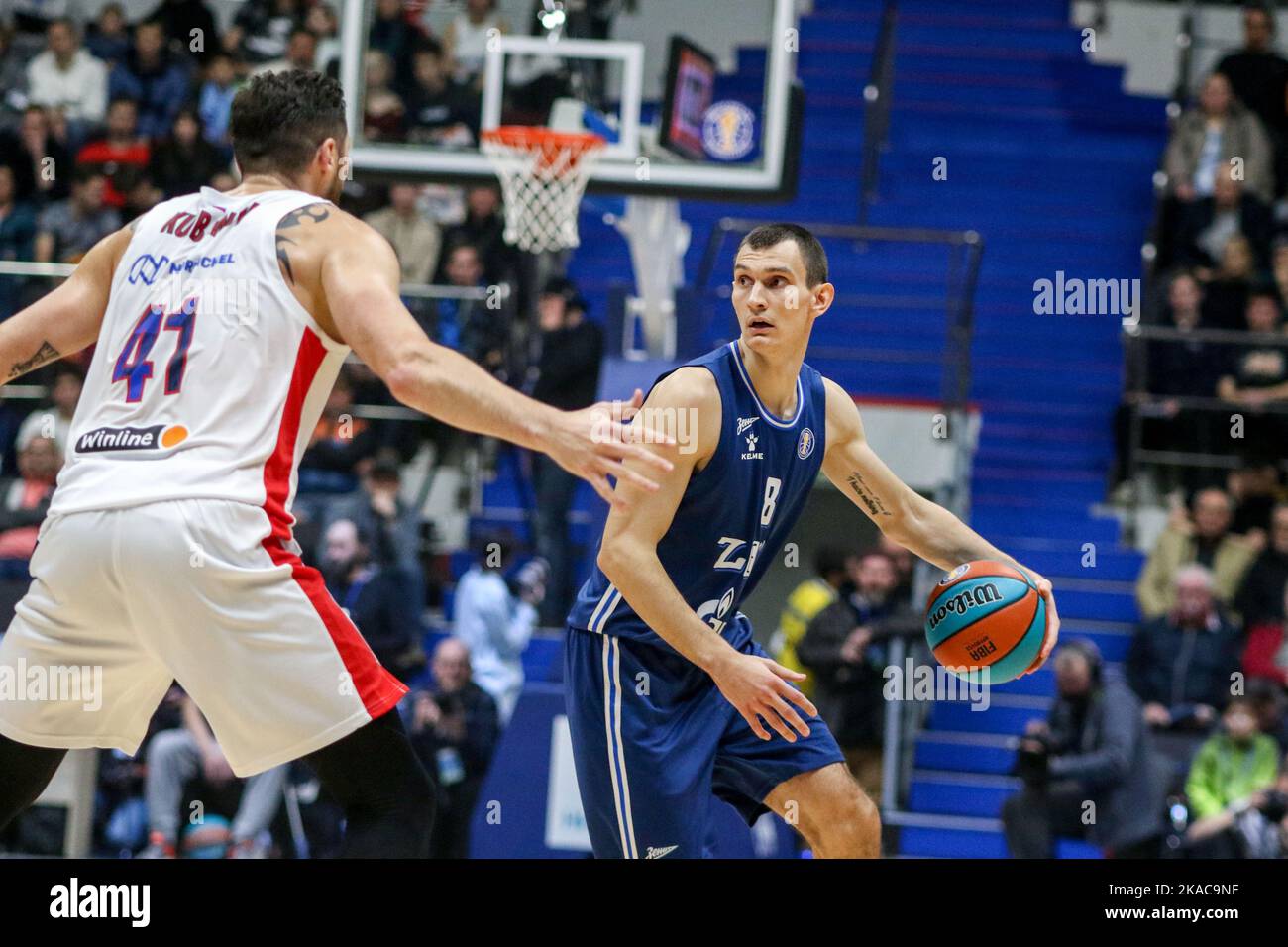 San Pietroburgo, Russia. 01st Nov 2022. Igor Volkhin (n° 8) di Zenit e Nikita Kurbanov (n° 41) di CSKA visti in azione durante la partita di pallacanestro della VTB United League tra Zenit e CSKA alla Sibur Arena. Punteggio finale; Zenit 80:85 CSKA. Credit: SOPA Images Limited/Alamy Live News Foto Stock