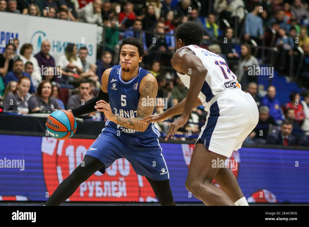 San Pietroburgo, Russia. 01st Nov 2022. Caleb Homesley (No.5) di Zenit e Livio Jean-Charles (No.17) CSKA visto in azione durante la partita di pallacanestro della VTB United League tra Zenit e CSKA alla Sibur Arena. Punteggio finale; Zenit 80:85 CSKA. Credit: SOPA Images Limited/Alamy Live News Foto Stock