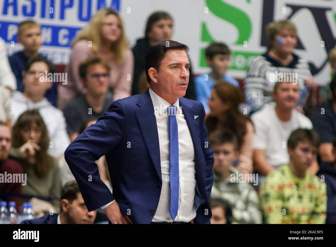San Pietroburgo, Russia. 01st Nov 2022. Allenatore di Zenit Xavier Pascual, conosciuto come Xavi Pascual visto durante la partita di pallacanestro della VTB United League tra Zenit e CSKA alla Sibur Arena. Punteggio finale; Zenit 80:85 CSKA. Credit: SOPA Images Limited/Alamy Live News Foto Stock