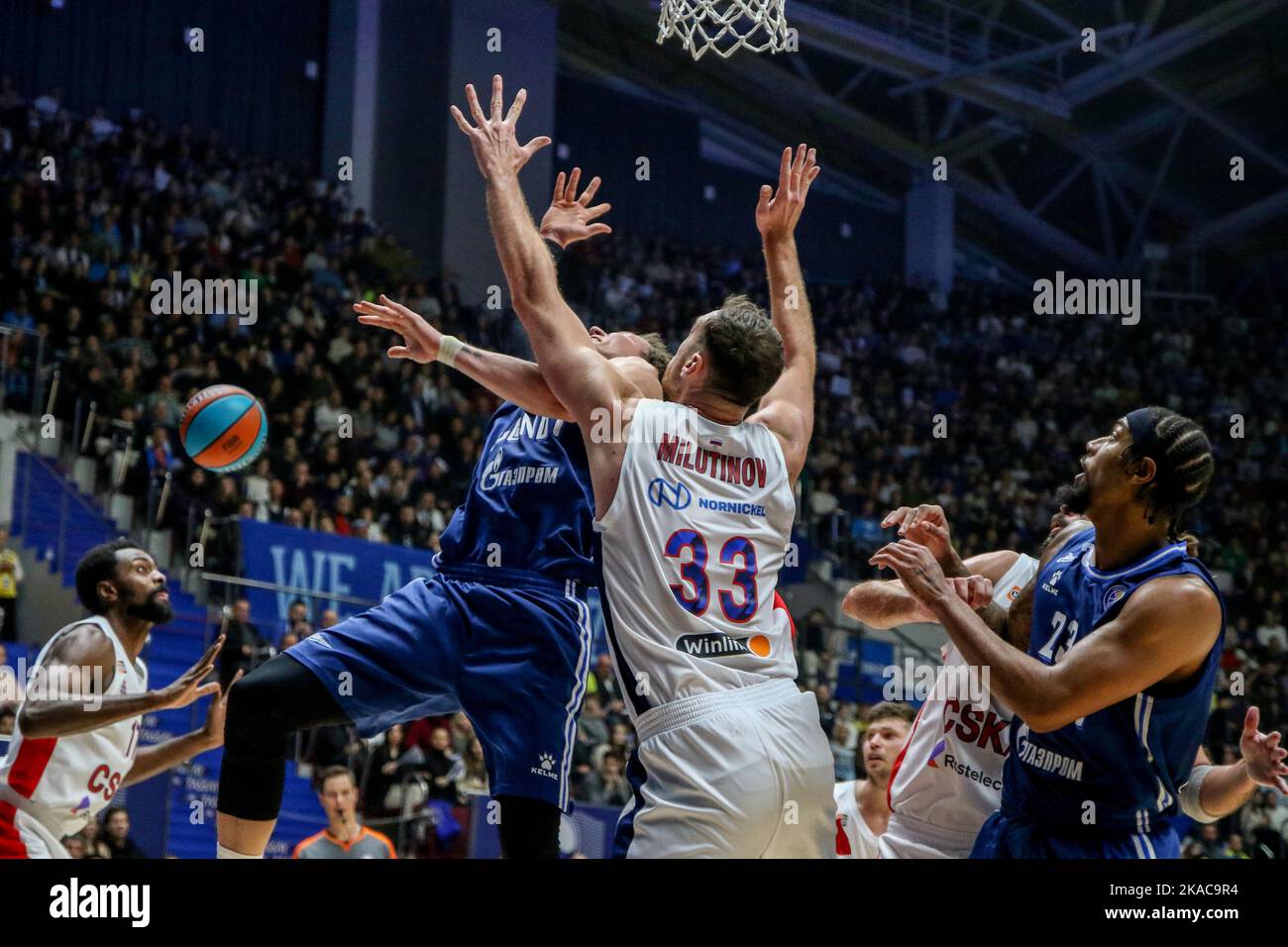 San Pietroburgo, Russia. 01st Nov 2022. Nikola Milutinov (No.33) di CSKA e Dmitry Kulagin (No.9) di Zenit visto in azione durante la partita di pallacanestro della VTB United League tra Zenit e CSKA alla Sibur Arena. Punteggio finale; Zenit 80:85 CSKA. Credit: SOPA Images Limited/Alamy Live News Foto Stock