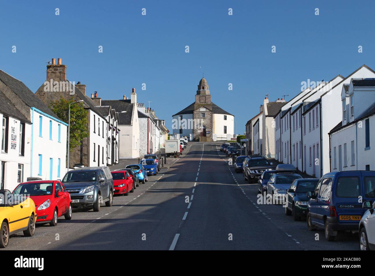 Kilarrow Parish Church alla fine di Main Street, Bowmore, Islay, Ebridi, Ebridi interne, Inner Isles, Scozia, Regno Unito, Gran Bretagna Foto Stock