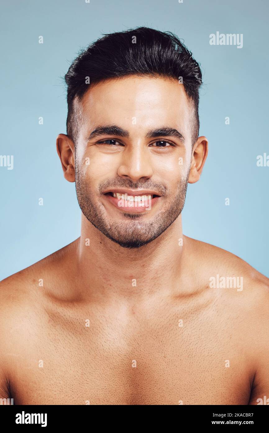 Felice, viso e uomo modello con pelle sana, cura della pelle e bellezza con un sorriso. Ritratto di una persona dal Portogallo con benessere del corpo, salute e. Foto Stock