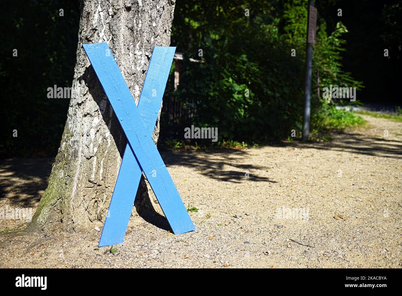 Protestzeichen gegen den Bau des Fehmarnbelttunnel in forma di eines blauen Kreuzes a Klingberg, Schleswig-Holstein, Deutschland Foto Stock