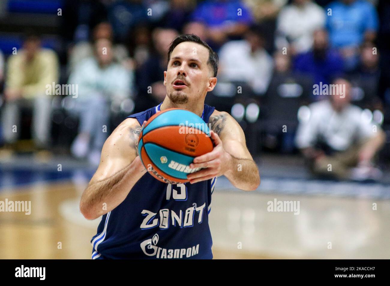San Pietroburgo, Russia. 01st Nov 2022. Thomas Heurtel (n.13) di Zenit visto in azione durante la partita di pallacanestro della VTB United League tra Zenit e CSKA alla Sibur Arena. Punteggio finale; Zenit 80:85 CSKA. (Foto di Konstantinov/SOPA Image/Sipa USA) Credit: Sipa USA/Alamy Live News Foto Stock