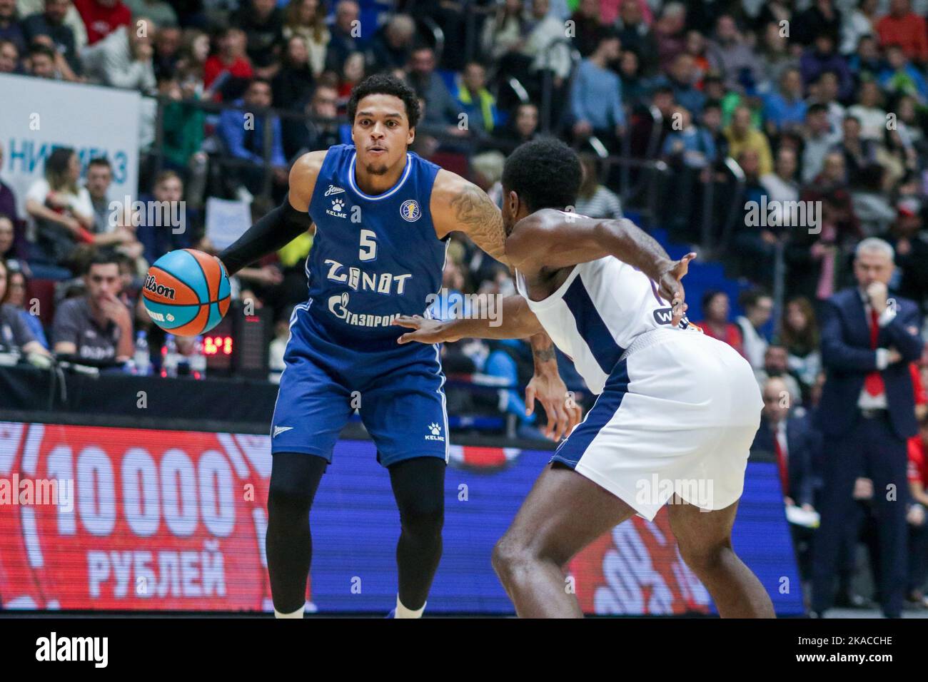 San Pietroburgo, Russia. 01st Nov 2022. Caleb Homesley (No.5) di Zenit e Livio Jean-Charles (No.17) CSKA visto in azione durante la partita di pallacanestro della VTB United League tra Zenit e CSKA alla Sibur Arena. Punteggio finale; Zenit 80:85 CSKA. (Foto di Konstantinov/SOPA Image/Sipa USA) Credit: Sipa USA/Alamy Live News Foto Stock