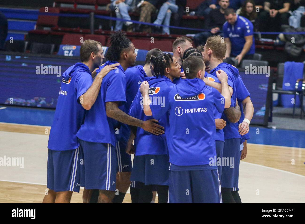 San Pietroburgo, Russia. 01st Nov 2022. Thomas Heurtel (N.13), Igor Volkhin (N.8) e i giocatori di Zenit visti durante la partita di pallacanestro della VTB United League tra Zenit e CSKA alla Sibur Arena. Punteggio finale; Zenit 80:85 CSKA. (Foto di Konstantinov/SOPA Image/Sipa USA) Credit: Sipa USA/Alamy Live News Foto Stock