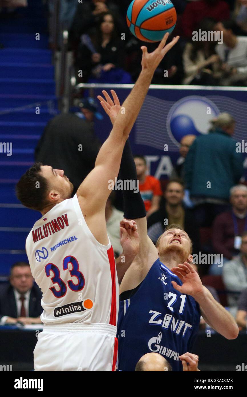 San Pietroburgo, Russia. 01st Nov 2022. Nikola Milutinov (No.33) di CSKA e Sergey Toropov (No.21) di Zenit visto in azione durante la partita di pallacanestro della VTB United League tra Zenit e CSKA alla Sibur Arena. Punteggio finale; Zenit 80:85 CSKA. (Foto di Konstantinov/SOPA Image/Sipa USA) Credit: Sipa USA/Alamy Live News Foto Stock