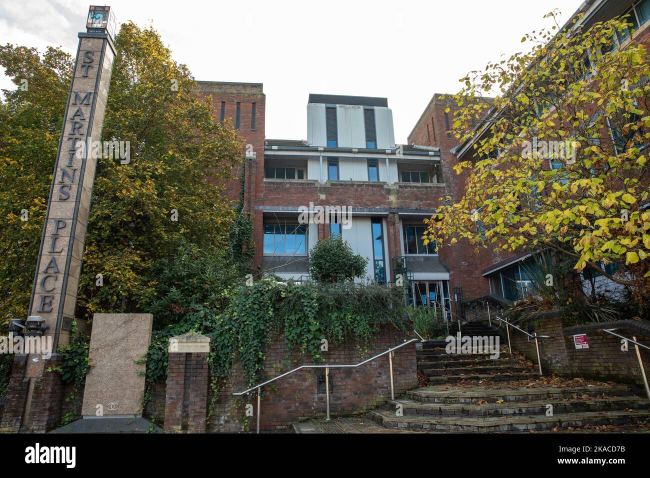 Slough, Regno Unito. 28th ottobre 2022. L'ex quartier generale del Consiglio di Slough Borough è raffigurato a St Martin's Place. Slough Borough Council, che si trova di fronte all'equivalente di fallimento delle autorità locali, ha informato che non intende tornare al posto di St Martin dalla Observatory House, ma che il sito può essere incluso tra 600m sterline di vendite di beni. Credit: Notizie dal vivo di Mark Kerrison/Alamy Foto Stock