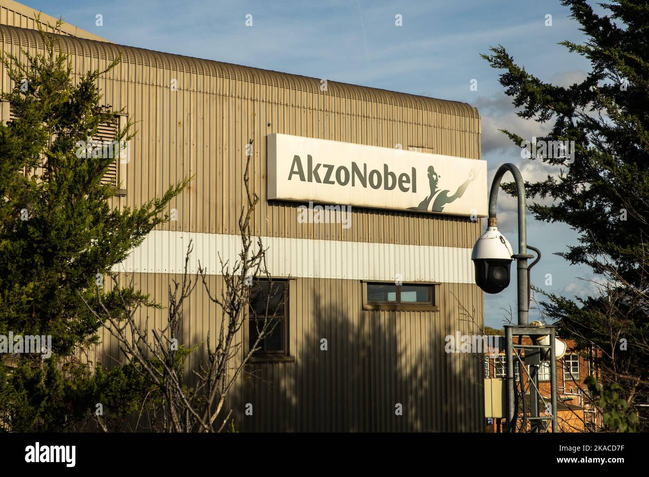 Slough, Regno Unito. 28th ottobre 2022. Un segno è raffigurato nel sito precedente di AkzoNobel. Il sito, che un tempo era destinato allo sviluppo di un massimo di 1.000 nuove case, può essere incluso tra i 600m milioni di sterline di beni che saranno venduti dal Consiglio di Slough Borough, che attualmente sta affrontando l'equivalente di fallimento delle autorità locali. Credit: Notizie dal vivo di Mark Kerrison/Alamy Foto Stock