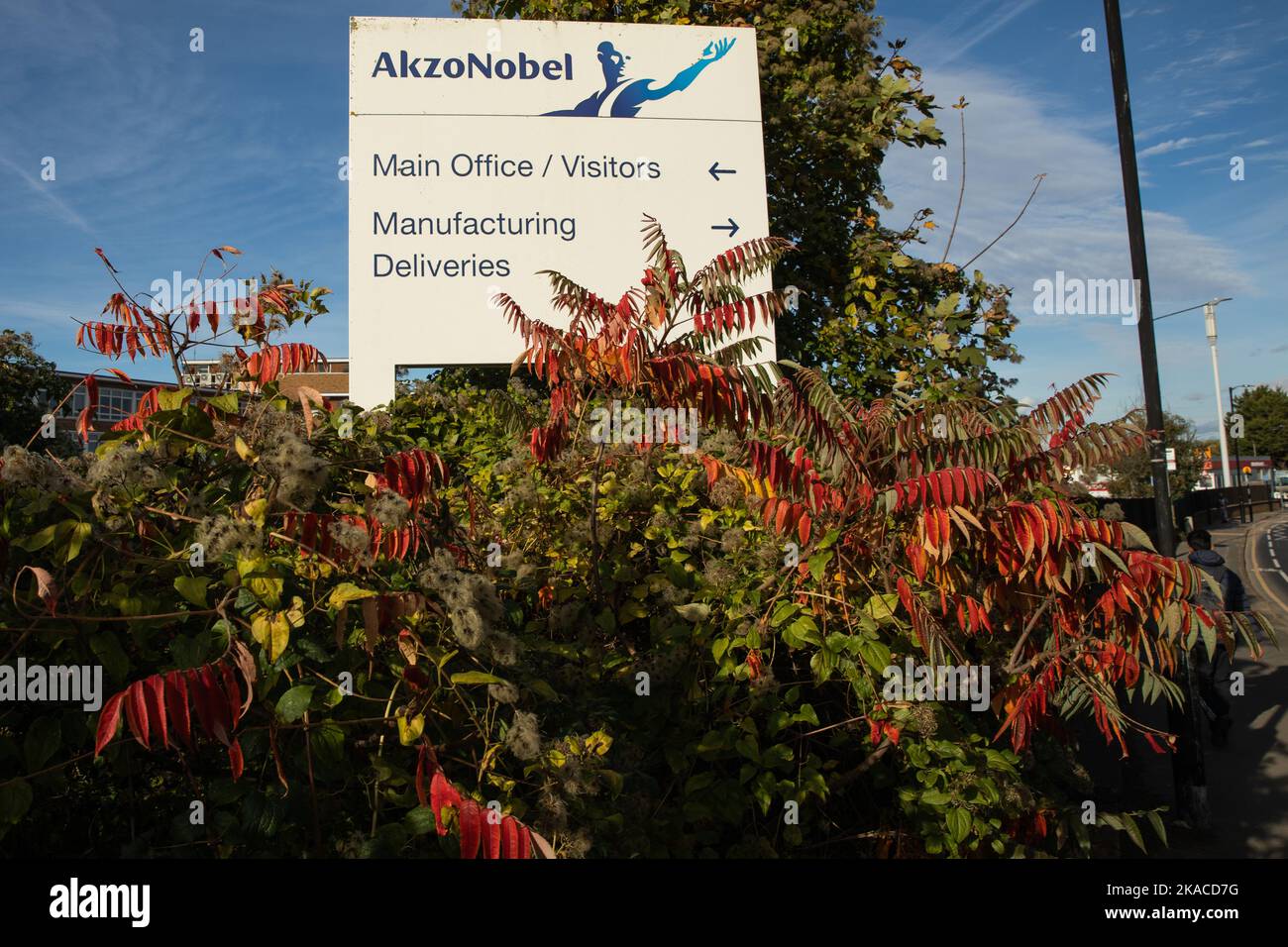 Slough, Regno Unito. 28th ottobre 2022. Un cartello è raffigurato all'esterno dell'ex sito AkzoNobel. Il sito, che un tempo era destinato allo sviluppo di un massimo di 1.000 nuove case, può essere incluso tra i 600m milioni di sterline di beni che saranno venduti dal Consiglio di Slough Borough, che attualmente sta affrontando l'equivalente di fallimento delle autorità locali. Credit: Notizie dal vivo di Mark Kerrison/Alamy Foto Stock