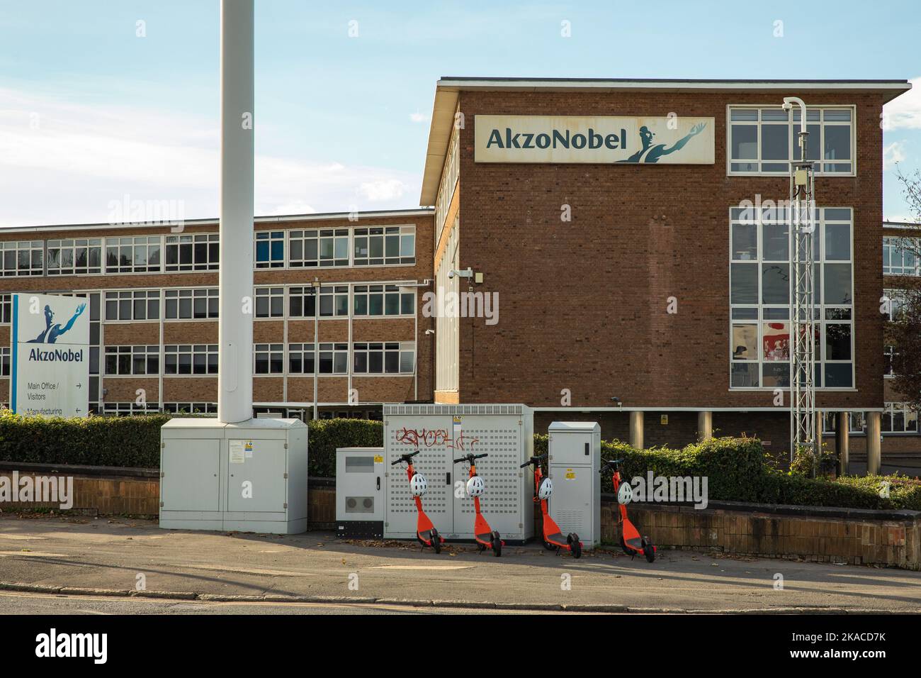Slough, Regno Unito. 28th ottobre 2022. L'ex sito AkzoNobel, che un tempo era destinato allo sviluppo di un massimo di 1.000 nuove case, può essere incluso tra 600m milioni di sterline di beni che verranno venduti dal consiglio di Slough Borough, che attualmente sta affrontando l'equivalente di fallimento delle autorità locali. Credit: Notizie dal vivo di Mark Kerrison/Alamy Foto Stock