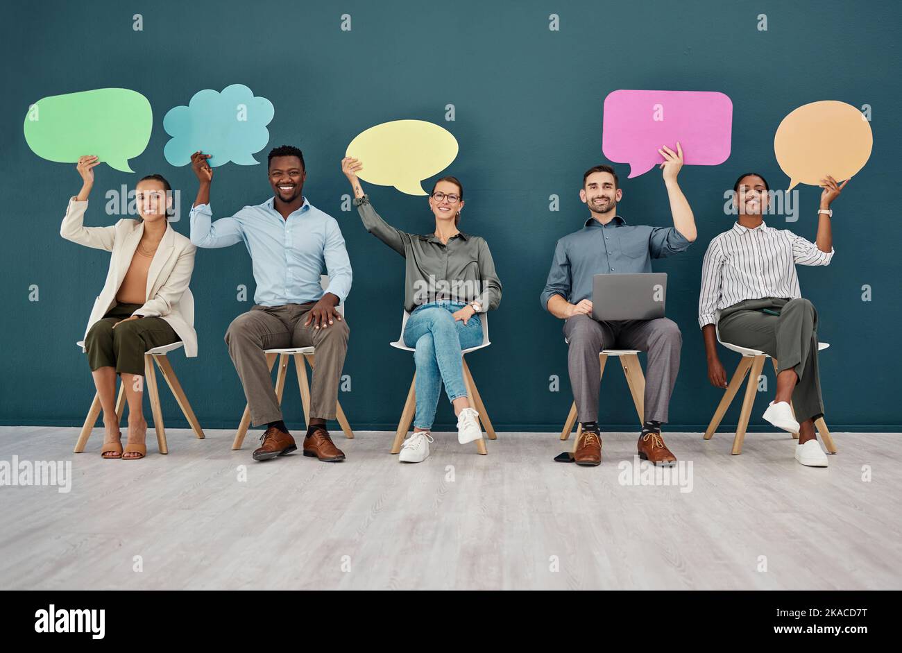 Diversità, poster e team con bolla di discorso, social media e marketing al colloquio, assunzione e reclutamento. Uomini d'affari con bordo, segno e. Foto Stock