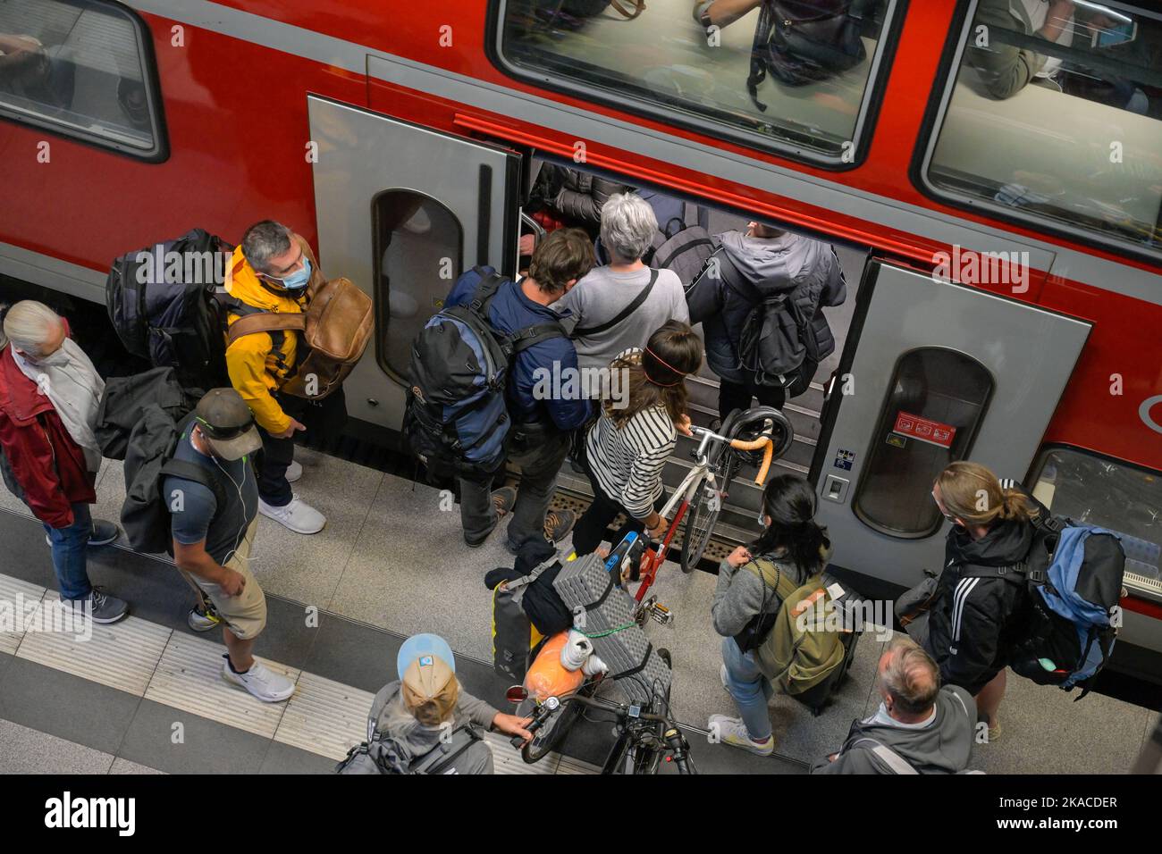 Passagiere, Bahnsteig, Regionalexpress, Hauptbahnhof, Berlino, Germania Foto Stock