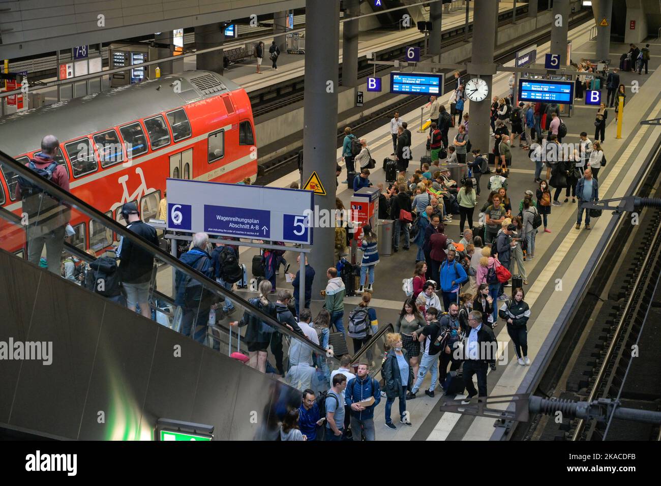 Passagiere, Rolltreppe, Bahnsteig, Regionalbahn, Hauptbahnhof, Berlino, Germania Foto Stock