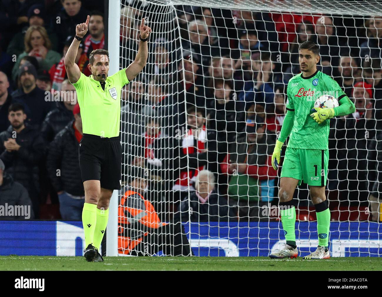 Liverpool, Inghilterra, 1st novembre 2022. L'arbitro Tobias Stieler indica una decisione VAR come Alex Meret di Napoli guarda durante la partita UEFA Champions League ad Anfield, Liverpool. L'immagine di credito dovrebbe essere: Darren Staples / Sportimage Foto Stock