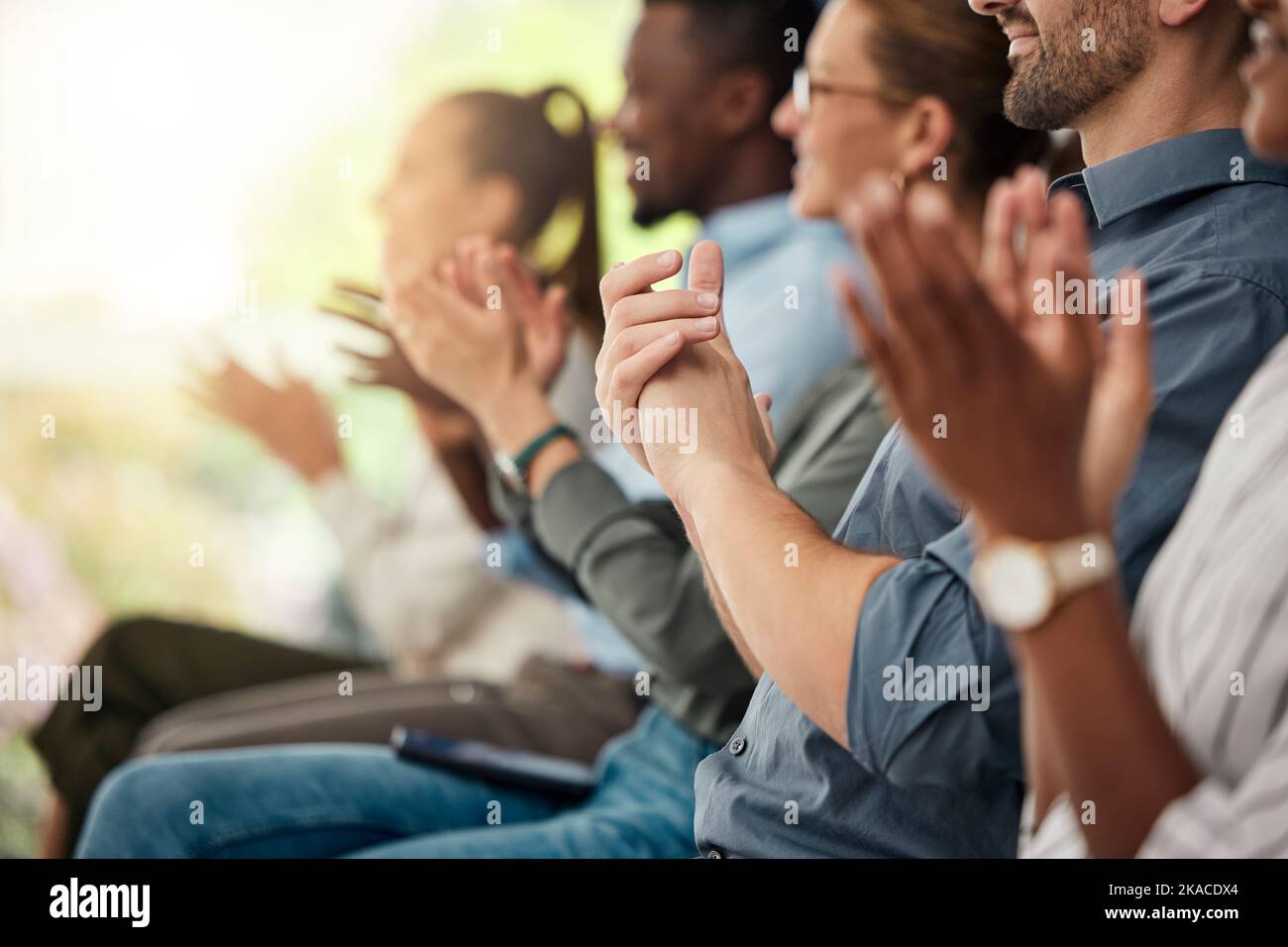 Gli uomini d'affari applaudono il pubblico della conferenza, la folla e il workshop per le fiere, la formazione, la motivazione e la presentazione. Il team dei dipendenti batte le mani Foto Stock