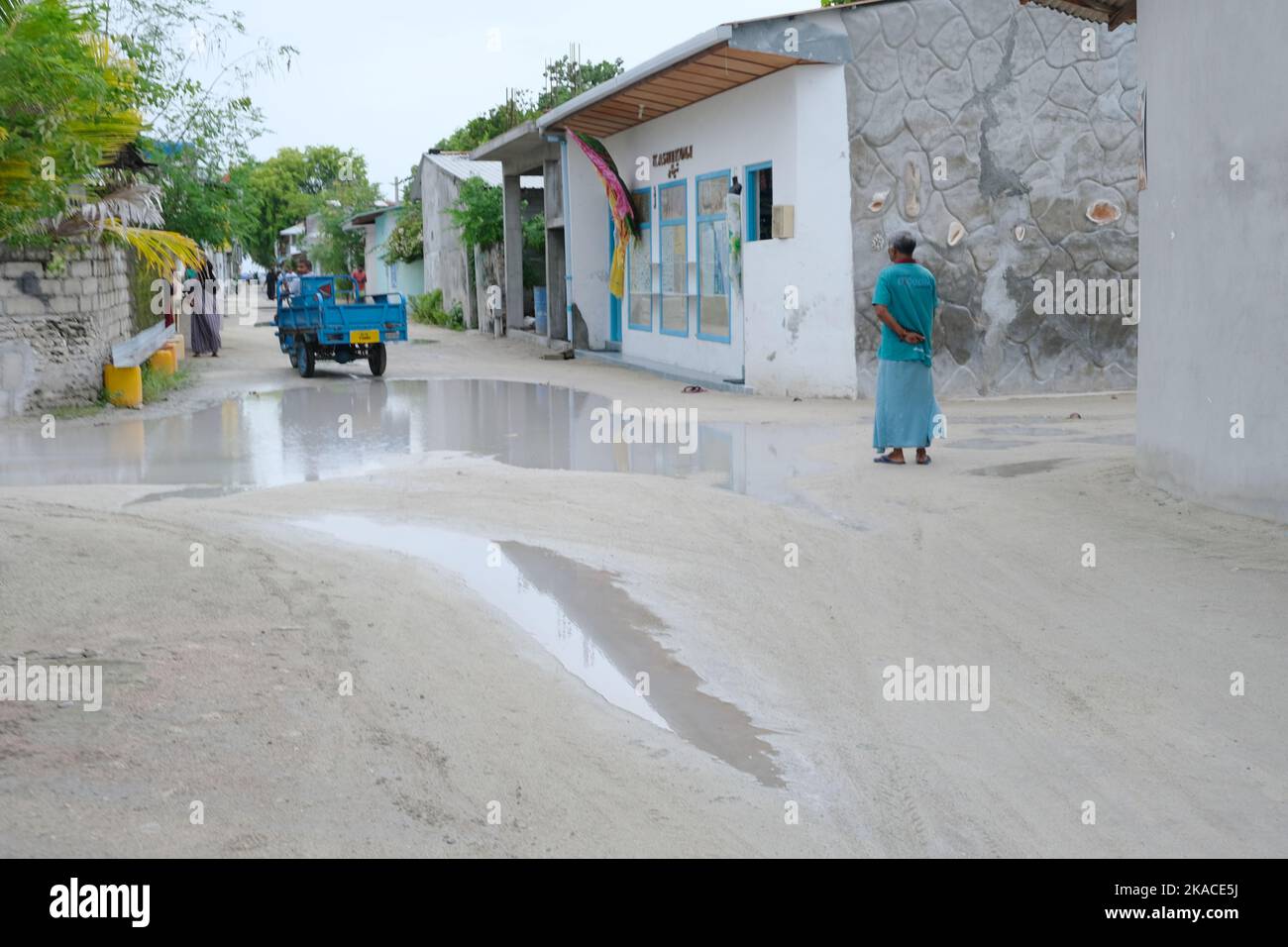 La stagione monsonica di Rasdhoo, con l'acqua piovana intorno alla strada, Maldive. Foto Stock