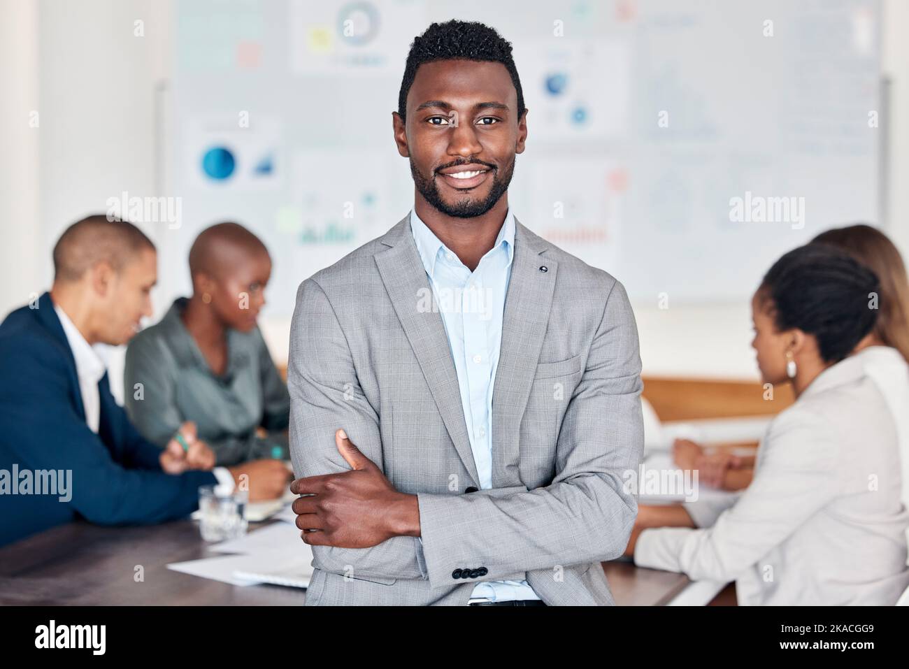 Leadership, incontro e pianificazione con un uomo nero e il suo team aziendale nella sala riunioni per la strategia. Ritratto, leader e collaborazione con un maschio Foto Stock