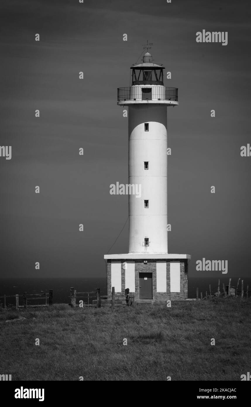 Faro di Cabo de Lastres a Luces-Colunga, nelle Asturie. Spagna. Foto in bianco e nero. Foto Stock