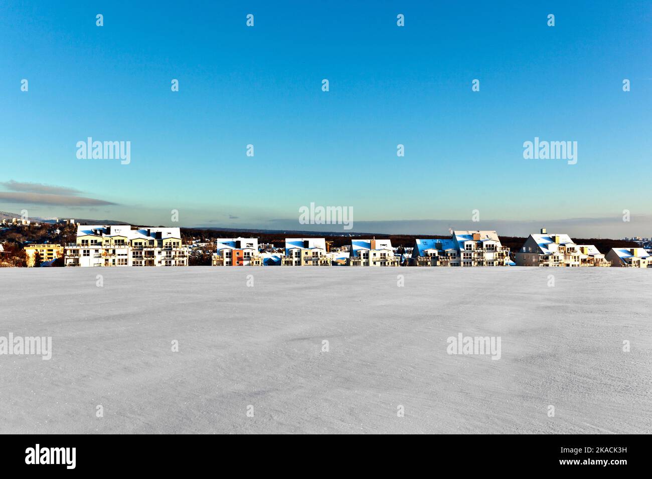 bellissimo paesaggio con zona abitata in inverno e cielo blu Foto Stock