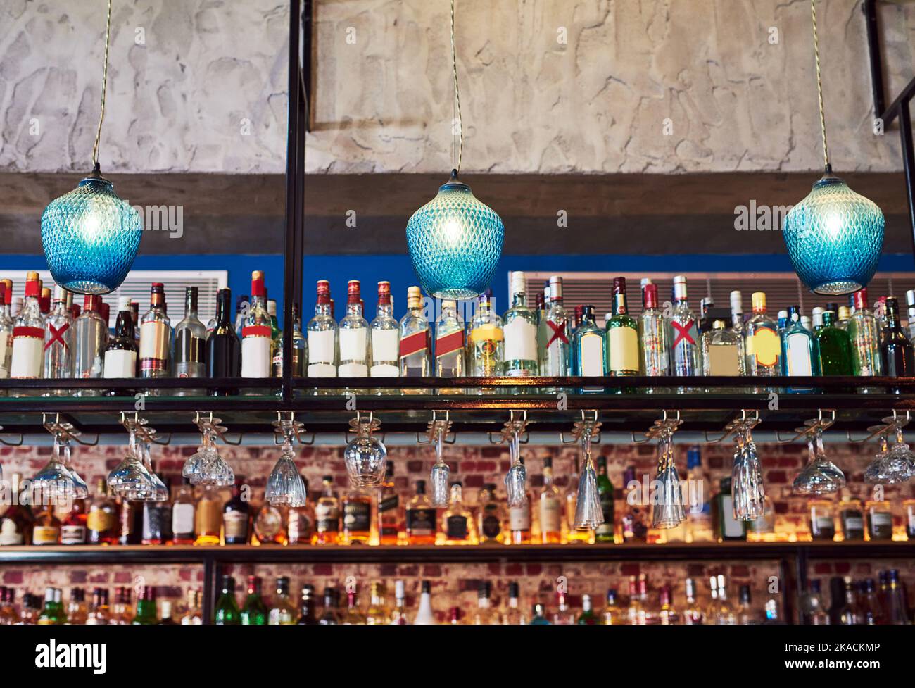 Abbiamo un'ampia varietà di bevande, un bar immacolato con molte bottiglie e bicchieri senza persone. Foto Stock
