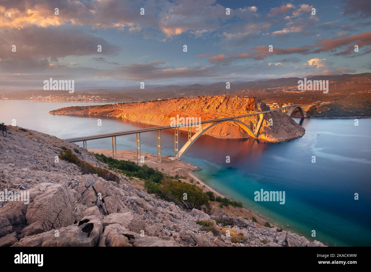 Ponte di Krk, Croazia. Immagine del Ponte di Krk che collega l'isola croata di Krk con la terraferma al bellissimo tramonto estivo. Foto Stock