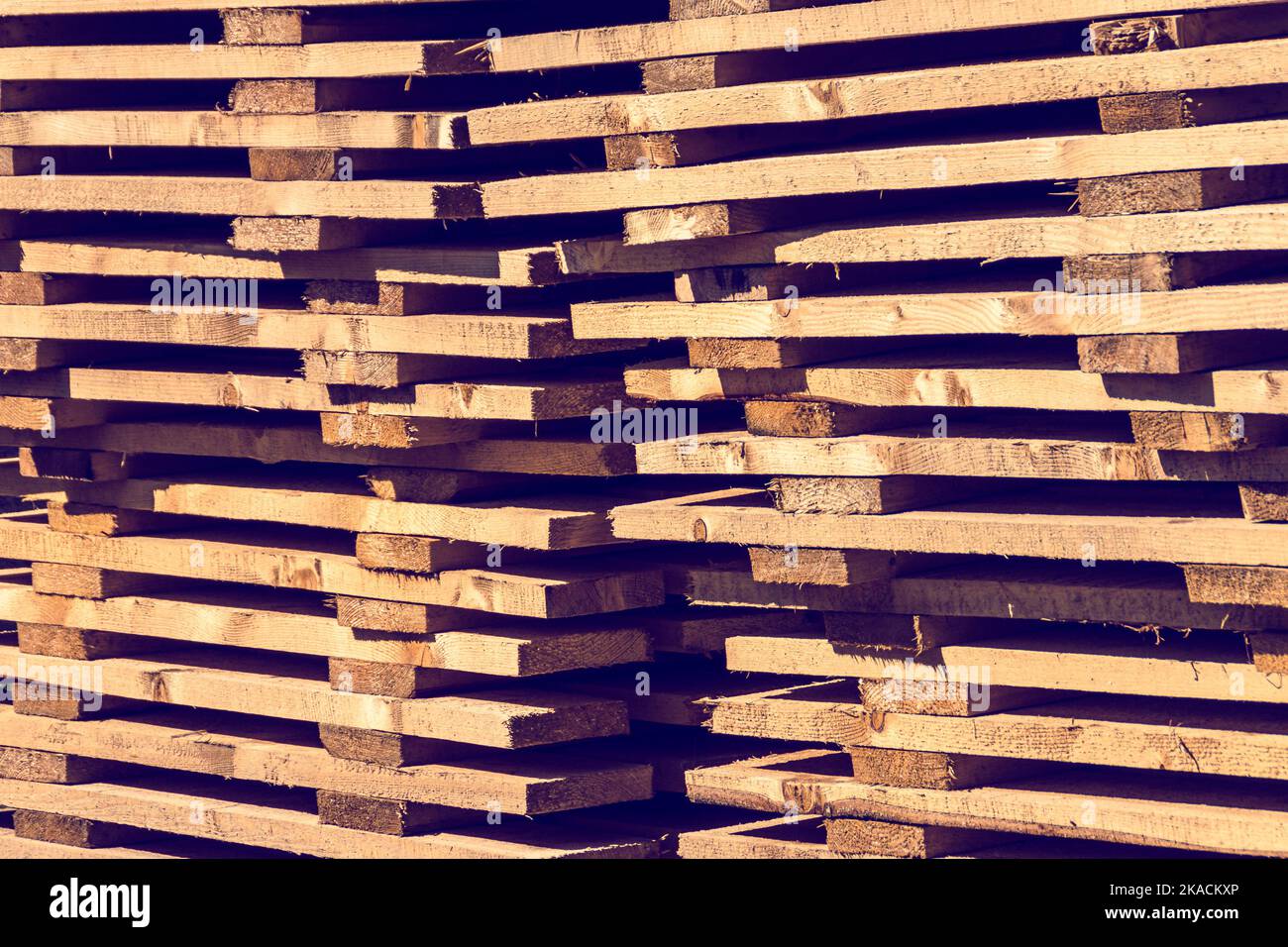 Pallet di legno vuoti impilati in cantiere Foto Stock