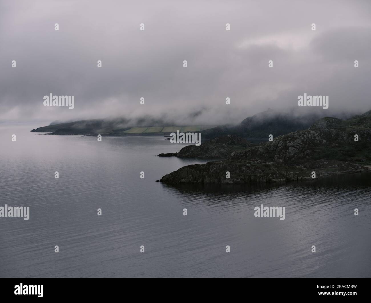 Nuvole basse sopra Gruinard Bay View Point a Wester Ross sulla costa occidentale della Scozia Regno Unito - bassa nuvola costa paesaggio minimo Foto Stock
