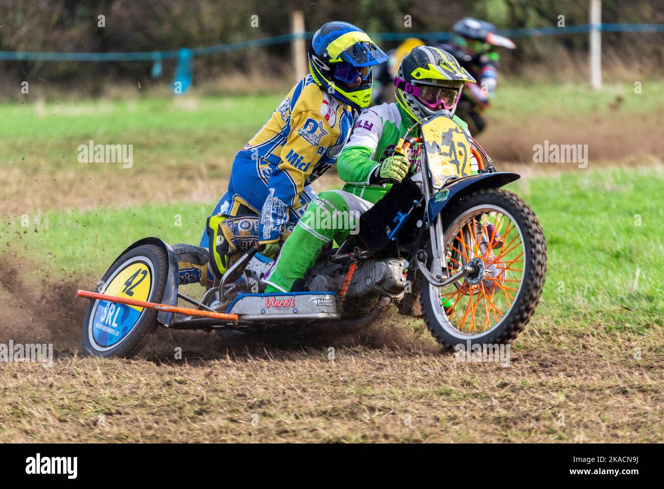 Simon Field & Shane Freeman gareggia in una gara di motociclette da cavallino. Donut Meeting di Southend & District Motorcycle Club, Essex. 500cc sidecar Foto Stock