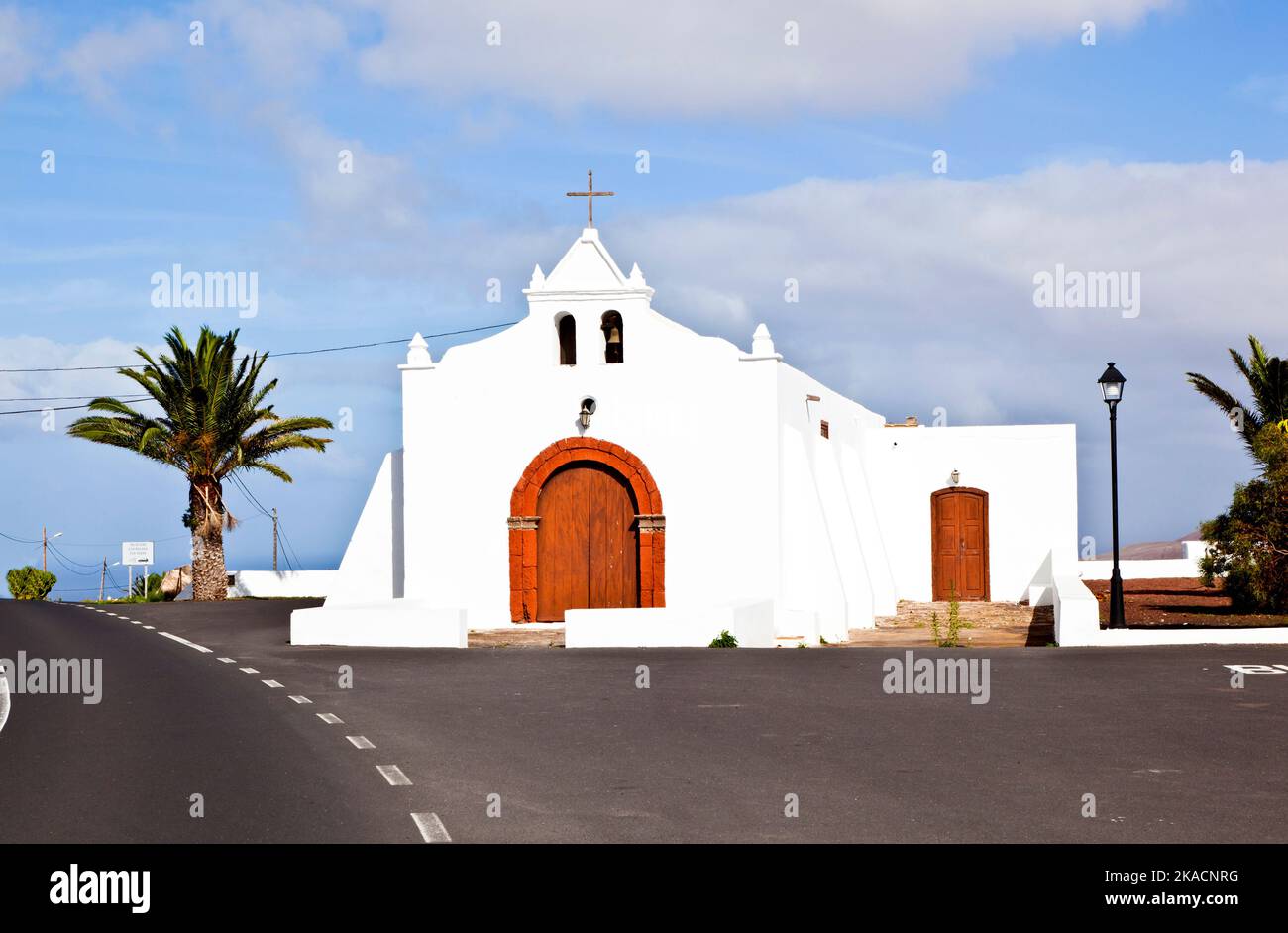 Spagna Isole Canarie Lanzarote graziosa cappella dipinta di bianco che si affaccia sull'Oceano Atlantico Foto Stock