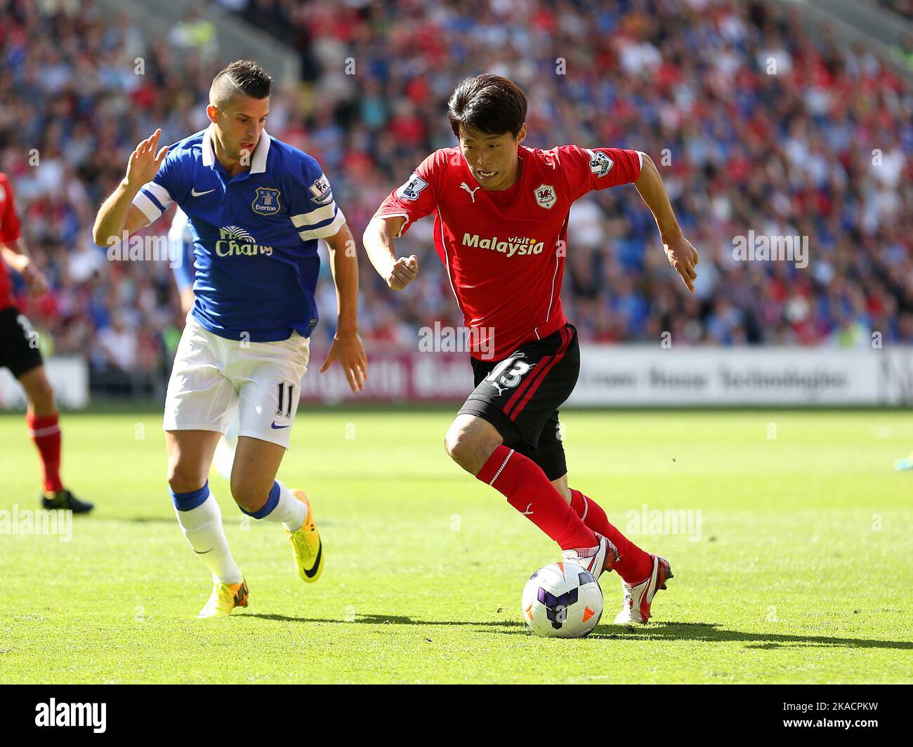 31st agosto 2013 - Premiership Barclays - Cardiff City Vs Everton - Kim Bo-Kyung di Cardiff City passa Kevin Mirallas di Everton - Foto: Paul Roberts/Pathos. Foto Stock