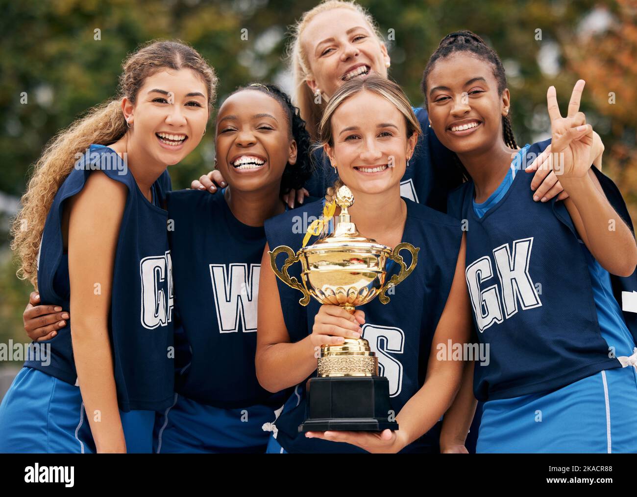 Trofeo di donne, squadre e vincitori in fitness game, allenamenti o allenamenti in campo sportivo di netball. Ritratto, sorriso felice o premio sportivo Foto Stock Trofeo di donne, squadre e vincitori in fitness game, allenamenti o allenamenti in campo sportivo di netball. Ritratto, sorriso felice o premio sportivo Foto Stock