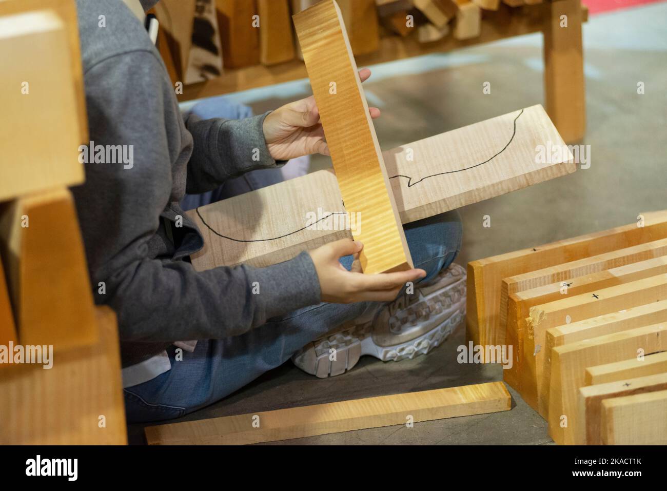 Italia, Lombardia, Cremona, Cremona Musica International Exhibitions and Festival 2022, Luthier Select Wooden Materials used for Violins Construction Foto Stock