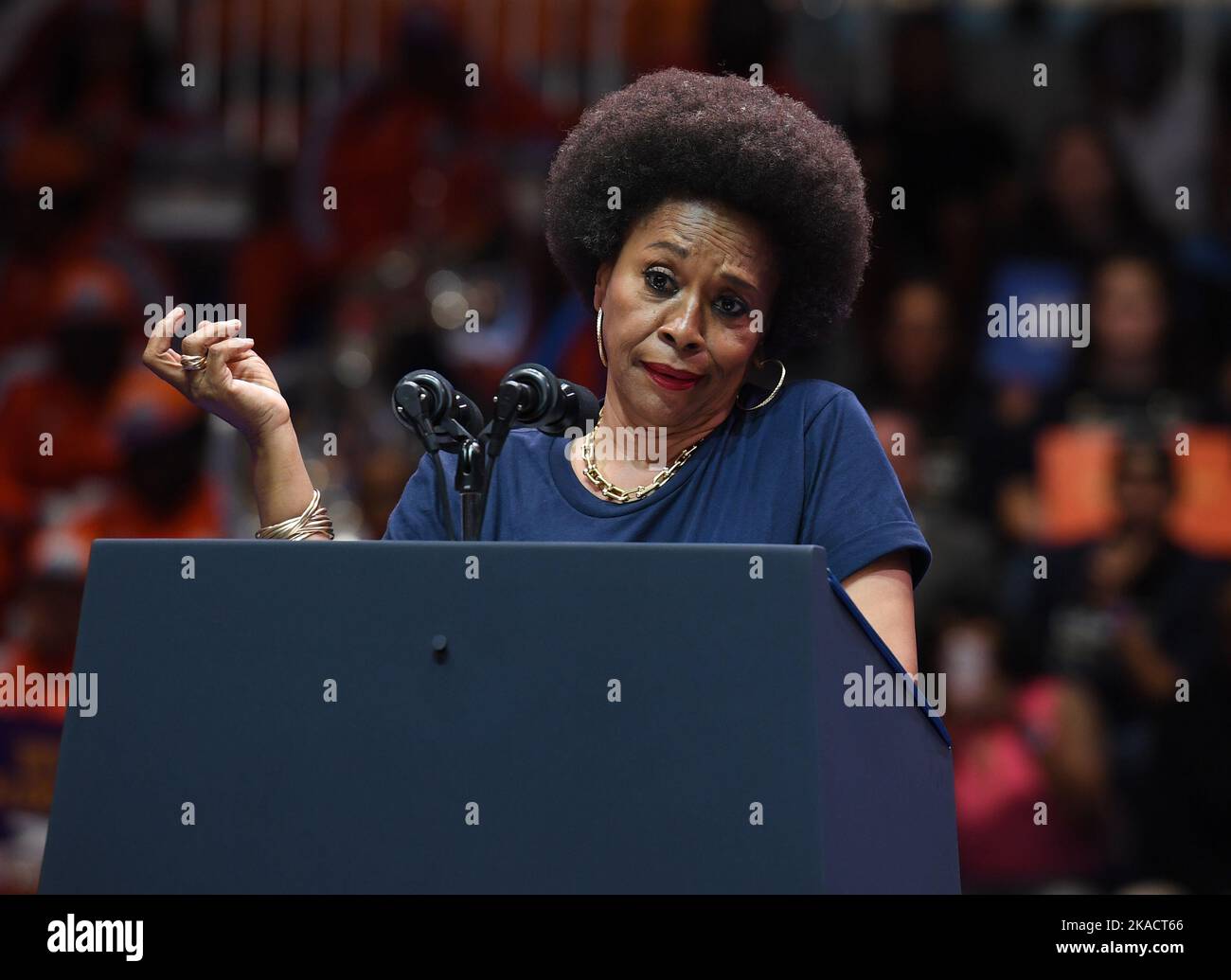 Miami Gardens FL, Stati Uniti. 01st Nov 2022. Jenifer Lewis parla prima che il presidente degli Stati Uniti Joe Biden partecipi ad un evento di campagna per l'ex governatore della Florida Charlie Crist che sta correndo contro il governatore Ron Desantis alla Florida Memorial University il 1 novembre 2022 a Miami Gardens, Florida. Credit: Mpi04/Media Punch/Alamy Live News Foto Stock