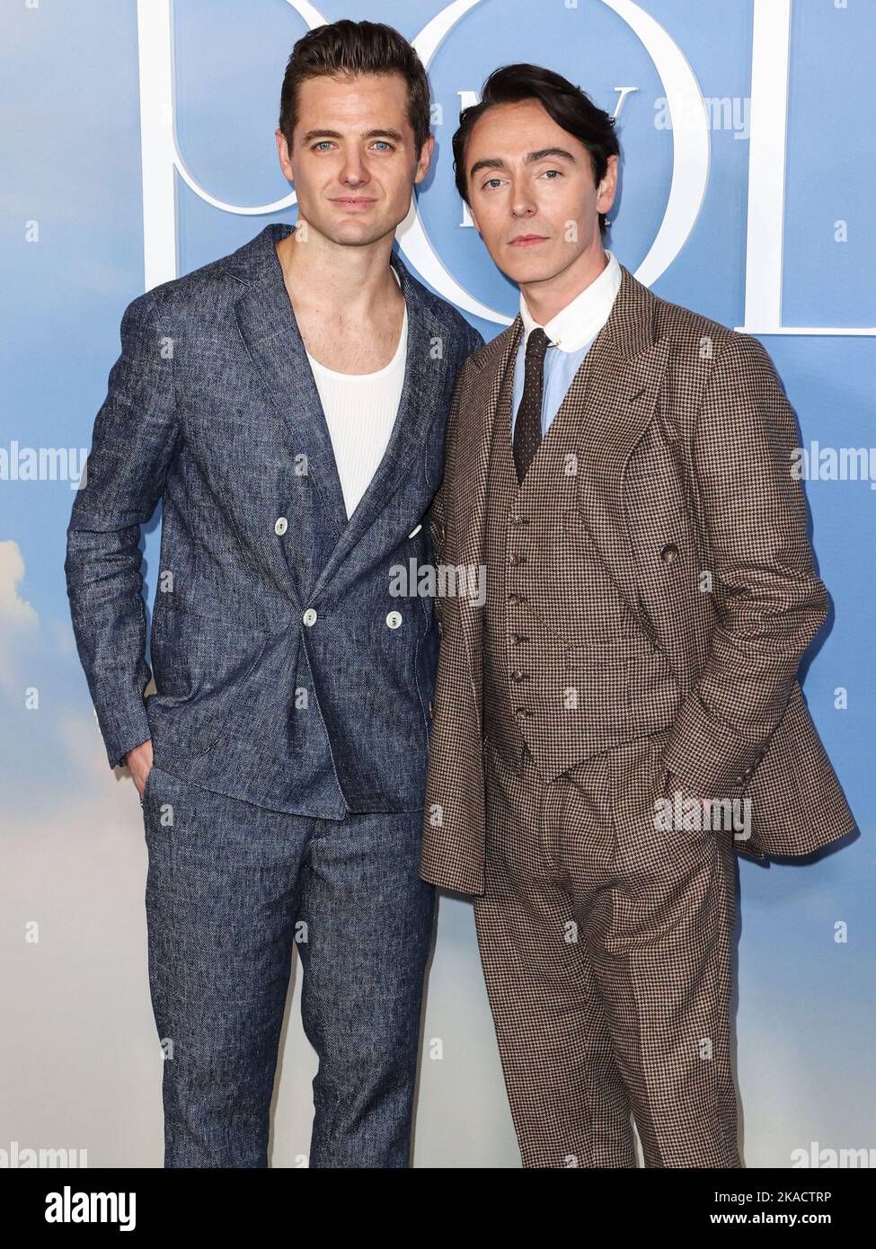 WESTWOOD, LOS ANGELES, CALIFORNIA, USA - NOVEMBRE 01: Il produttore televisivo americano e l'ex giocatore professionista di calcio Robbie Rogers e l'attore inglese David Dawson arrivano alla Los Angeles Premiere di "My Policeman" di Amazon prime Video tenutasi al Regency Bruin Theatre il 1 novembre 2022 a Westwood, Los Angeles, California, Stati Uniti. (Foto di Xavier Collin/Image Press Agency) Foto Stock