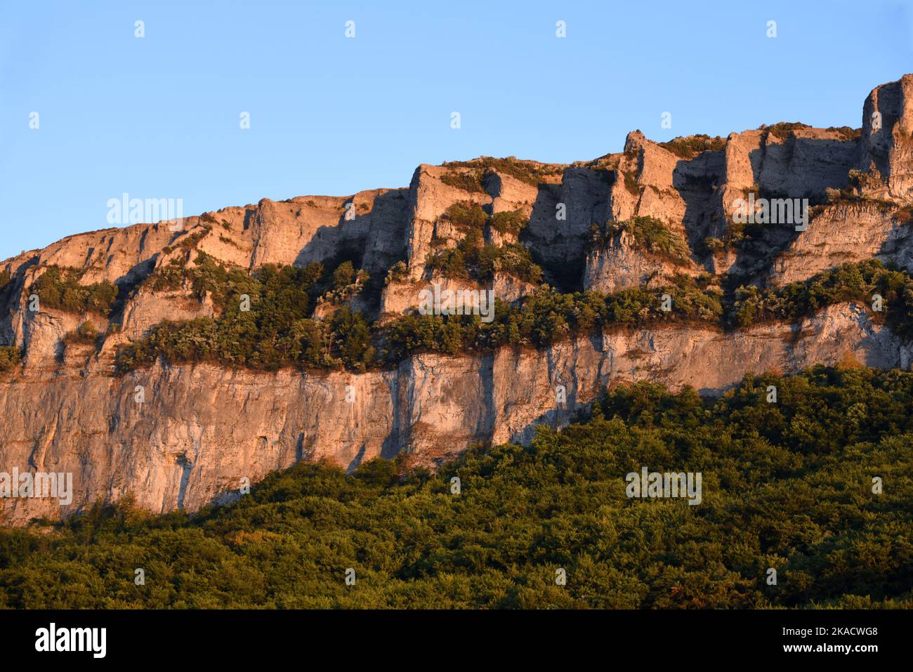 Sera luce o Afterglow su scogliere e paesaggio forestale sopra Eyzahut Drôme Provence Francia Foto Stock