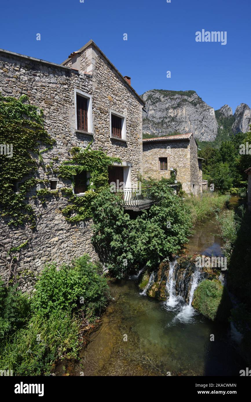 Fiume la Vebre, cascata e vecchie case di villaggio lungo la riva a Saou Drôme Provenza Francia Foto Stock