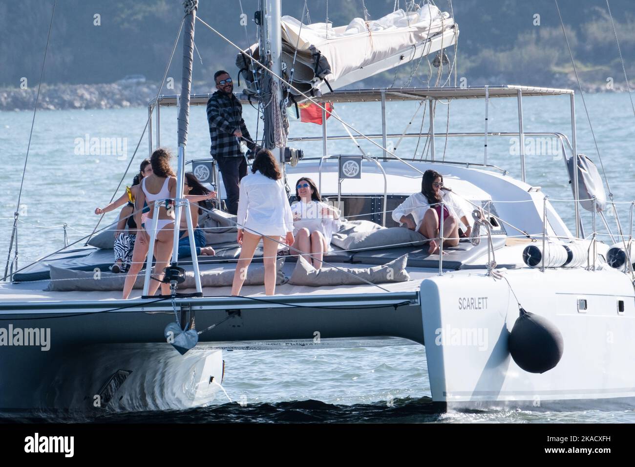 YACHT, ADDIO AL NUBILATO, ADDIO al nubilato: Amici a un addio al nubilato su uno yacht da festa sul fiume Tago (Rio Tejo), Lisbona, Portogallo. Foto: Rob Watkins Foto Stock