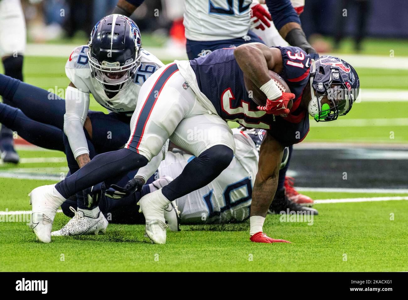 Houston Texans running back Damion Pierce (31) elude un'attrezzatura e usa il suo braccio per rimanere in su e continuare a andare durante la partita di calcio NFL tra i dieci Foto Stock
